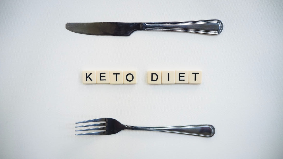 Keto-Diät in Scrabble-Kacheln mit Besteck geschrieben