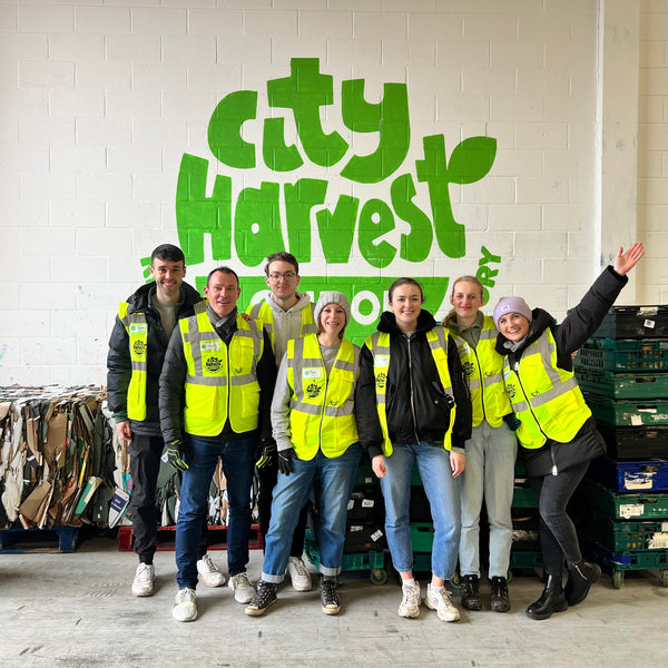 Team Oppo hilft bei der Verteilung von überschüssigen Lebensmitteln mit City Harvest London