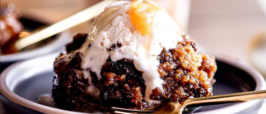 Recept: Sticky Toffee Pudding met Oppo Brothers ijs