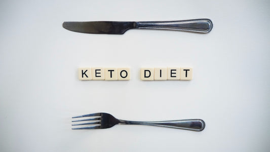 Keto-Diät in Scrabble-Kacheln mit Besteck geschrieben