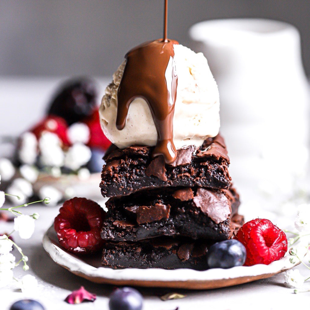 Oppo-Eiscreme auf Schokoladen-Brownie mit Schokoladensoße